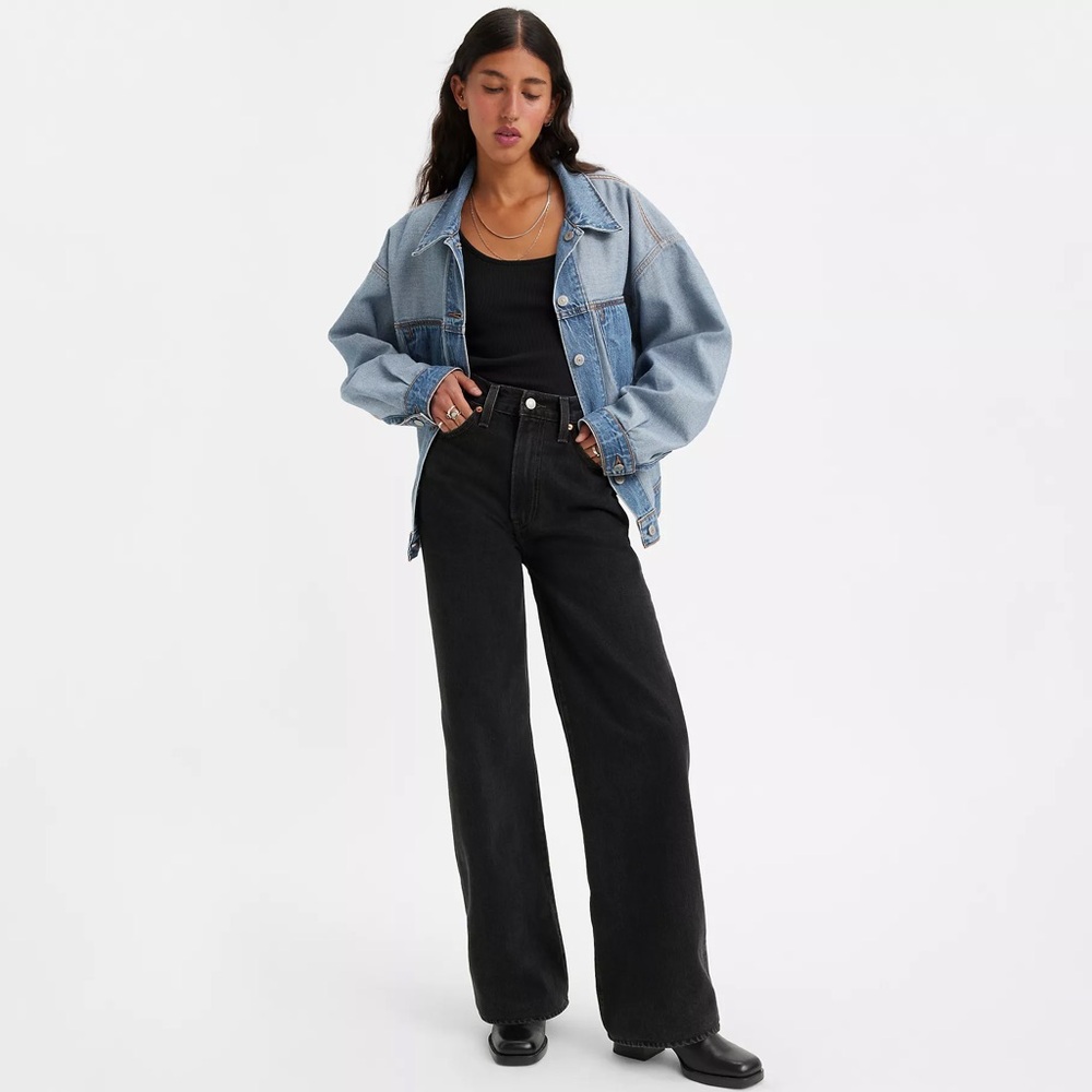 Pristine and coveted Levi’s Wide Leg Rib Cage Jean in black—26 waist 32 inseam
